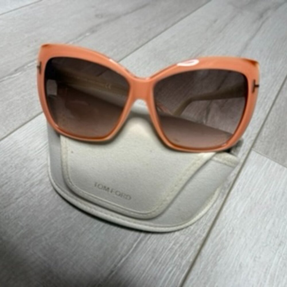 ✨ TOM FORD Statement Sunglasses – Chic & Iconic ✨